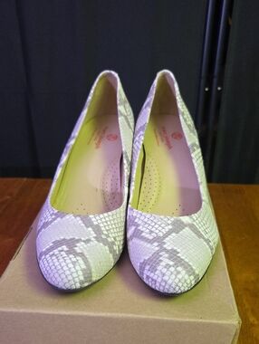 Snake-Print Women’s Heels in Neutral Tones - Classic Pump Style